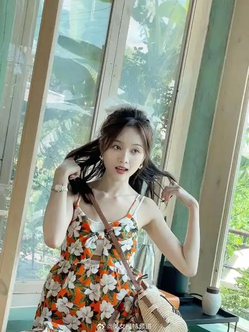 吴宣仪穿印花吊带裙配高马尾清新俏皮