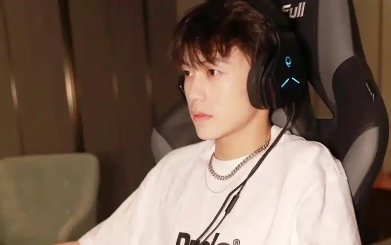 余庆伟!8月2号-3号抖音直播.今天的黑衬衫老余可帅了,缺斤少两版.