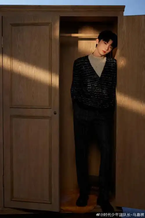 这大长腿掩盖不住的身材比例,谁看不迷糊啊#马嘉祺跨年演唱会机场出发