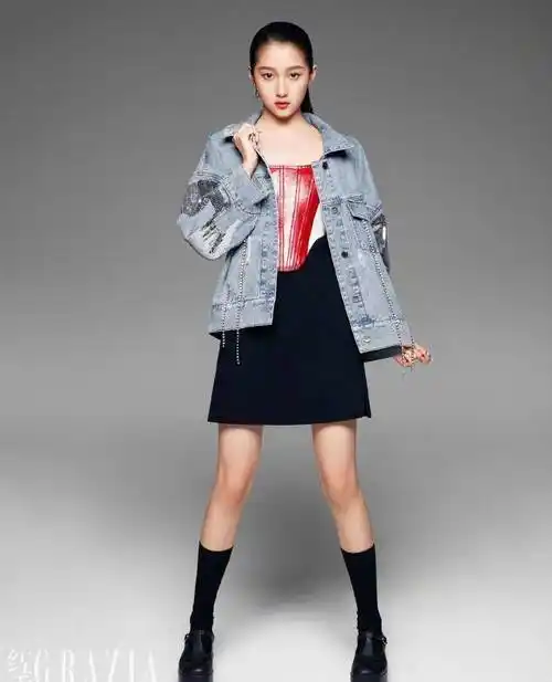 恋爱中的关晓彤气质开挂,穿马丁靴秀直线长腿,又细又长太撩人_黑色_显