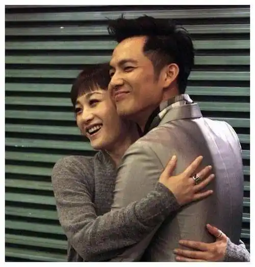 甜馨在2012年与钟汉良结婚,而婚后的谢易桦也当起了贤妻良母,在家相夫