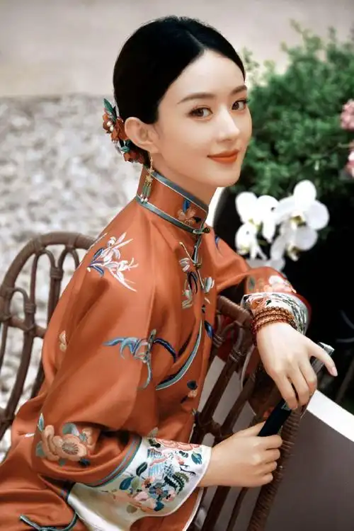 在这个炎炎夏日,赵丽颖工作室发布了一组赵丽颖的旗袍美照,照片中的她