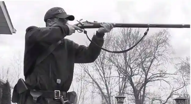 燧发枪的击发失败率是比较高的,即便最优秀的枪支也有十分之一的失败