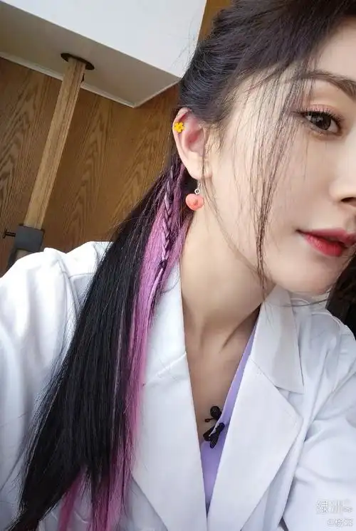 杨幂微博新老自拍 大家觉得如何