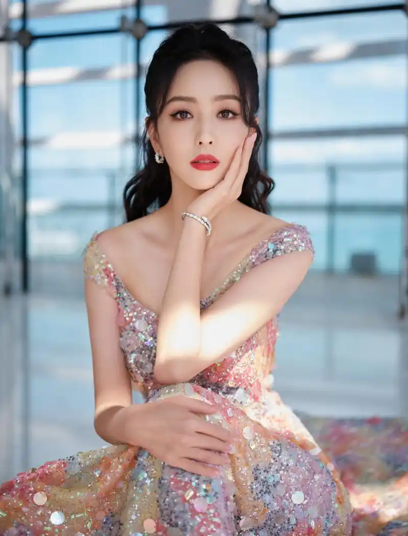 佟丽娅最近状态,姐姐一点也不老.