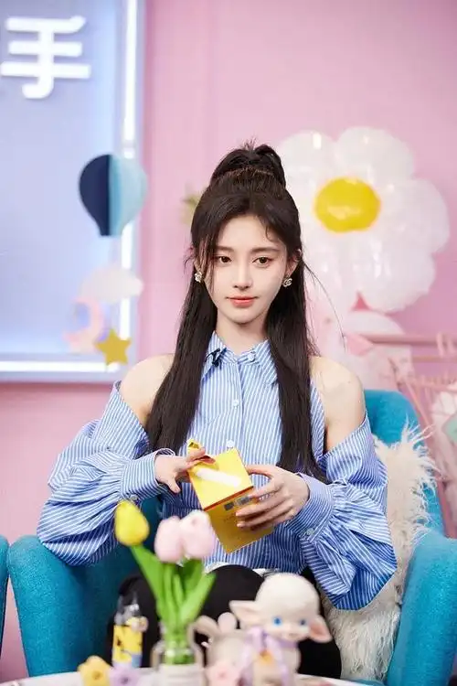 鞠婧祎发布直播美图俏脸嘟嘴穿条纹衫高扎马尾青春元气