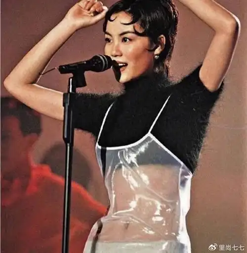 王菲素颜照曝光,穿中国风拜佛身材太骨感,脸型变化太大