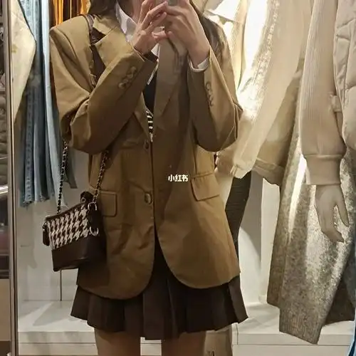 卡其色棕色西装外套百褶裙马甲内搭