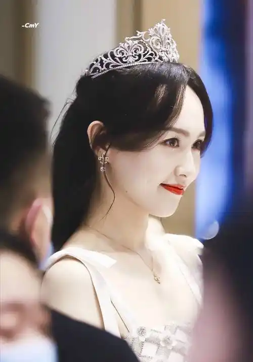 就说唐嫣,她前几日穿着一套白色的闪亮礼服,戴着王冠,在宁波参加珠宝