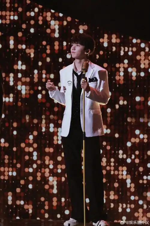 马嘉祺元宵节喂大家吃汤圆～短发的白西装小马又帅了新发型好萌新歌