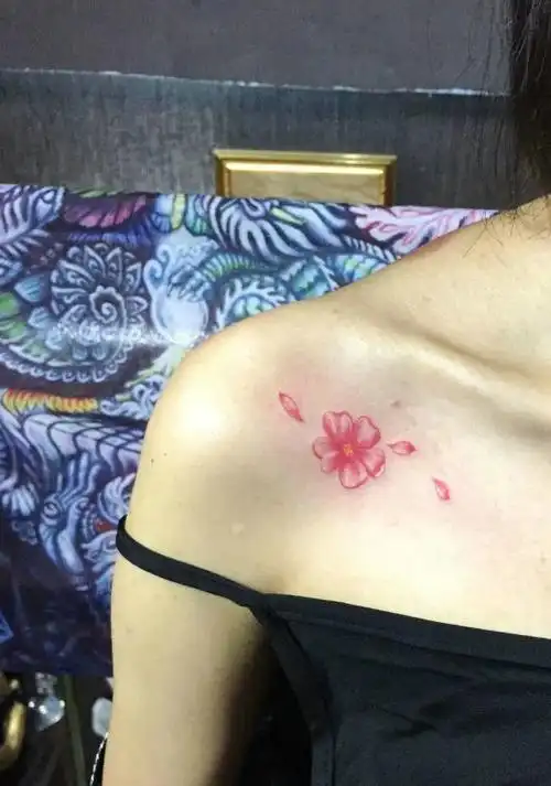 女生锁骨花朵纹身_女生锁骨花朵纹身图案_纹身女生锁骨花朵图片大全