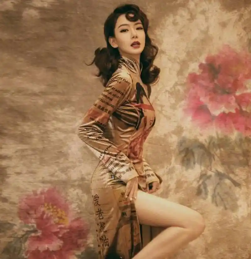 戚薇身穿旗袍复古优雅,大秀身材的性感曲线.#明星娱乐热点