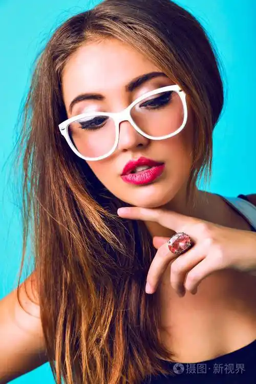戴眼镜的年轻漂亮女人摆姿势照片-正版商用图片1929ia-摄图新视界