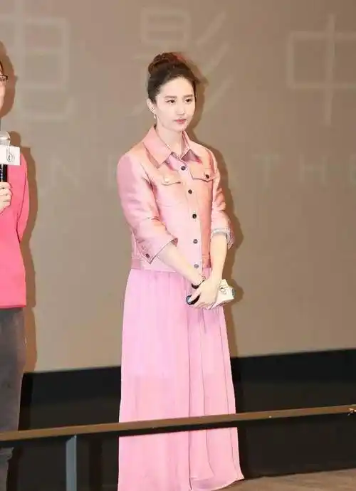 刘亦菲斜方肌明显,用颜色划分出三七比例,裙子样式朴实靠气质撑_衣服