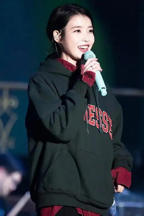 iu刺绣新款早秋2020女装卫衣连帽墨绿色字母卫衣