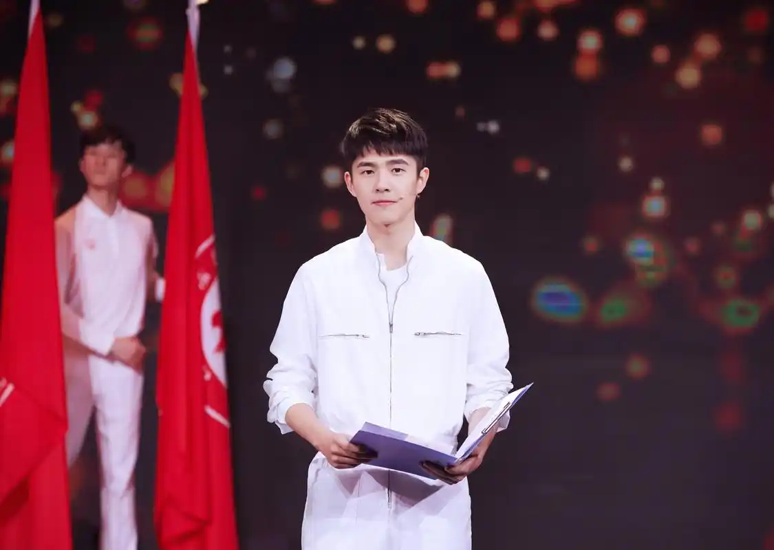 刘昊然担当社区志愿者代表朝气青年弘扬雷锋精神