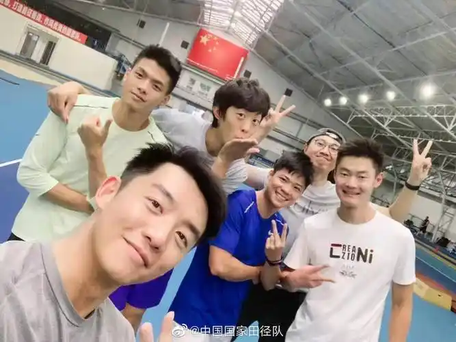 郑恺探班中国田径队,却无意暴露真实身高,苏炳添和张培萌再合影