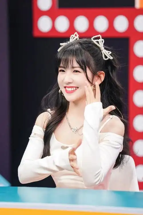 赖美云1米53仍然美出圈,上衣"心机"剪2个洞,甜美俏皮又淘气|裙装|发型