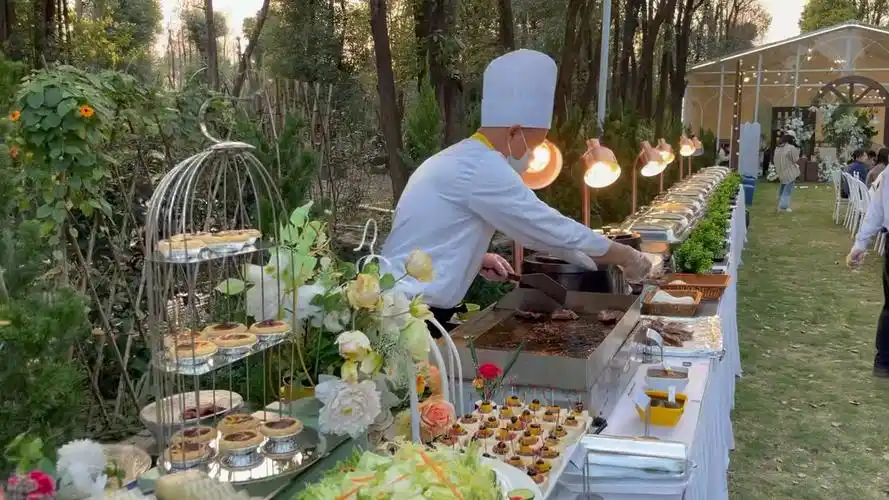 户外婚礼上门定制西式自助餐,现场氛围满满