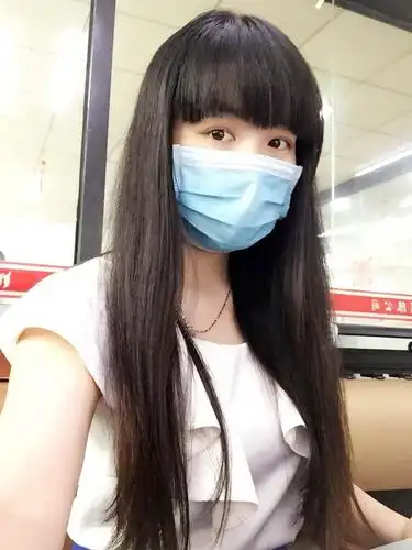 哈来2张戴口罩的照片瞬间有没有感觉像