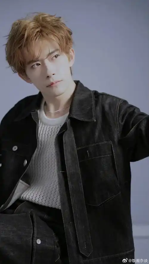 易烊千玺又染金发了