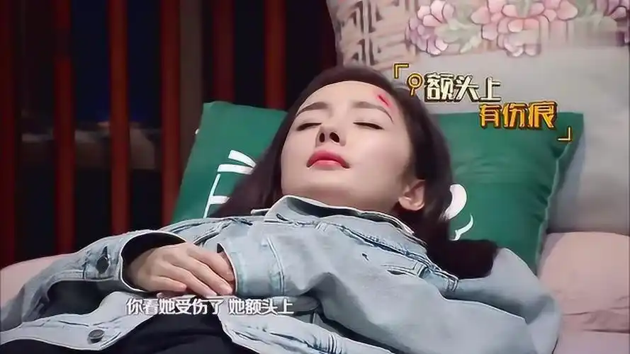 杨幂受伤了晕倒被魏大勋几句话整的笑场何炅笑到不行