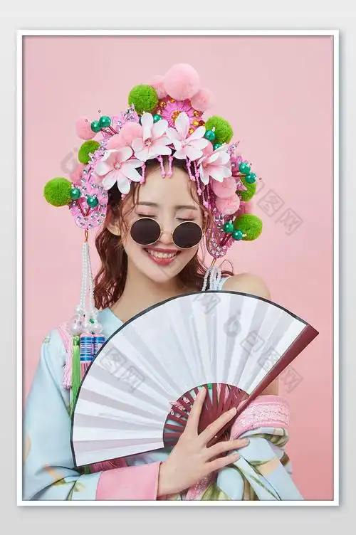 国潮华冠头饰中国风美女微笑摇扇子
