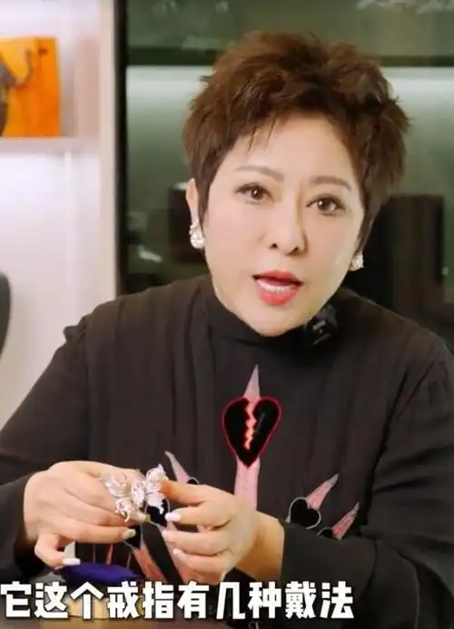 向太晒一天日常上午签字下午做造型开会晚上参加高端饭局