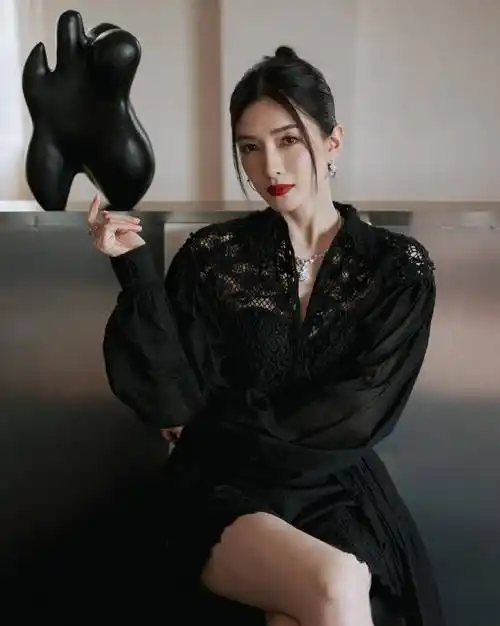 江疏影穿了两种衣服,黑色短裙美腿,刺绣低胸裙_照片_活动_长裙