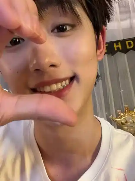 二十二岁恒鑫璀璨正良辰##丁程鑫直播只做三件事#  呜呜呜 太可爱了!