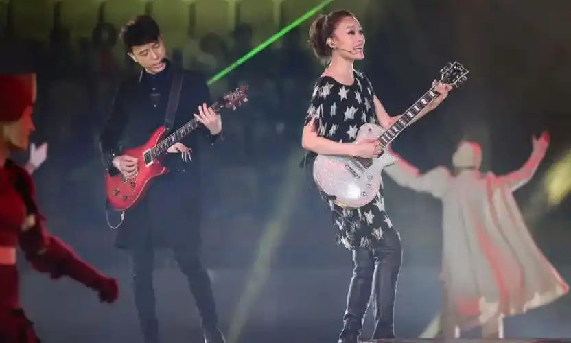 有一种友谊叫"克不容缓" 李克勤容祖儿深情对唱《刻不容缓》