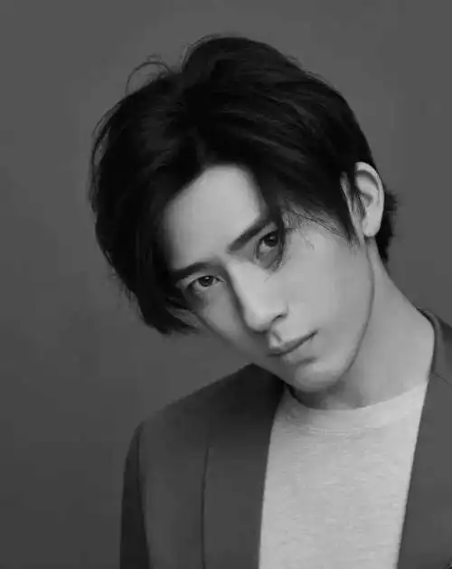 中长发让他带着明显的忧郁气质.