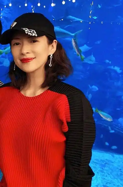 章子怡的采访近照,穿粉衣显得年轻,但不修图就是一个中年大婶!