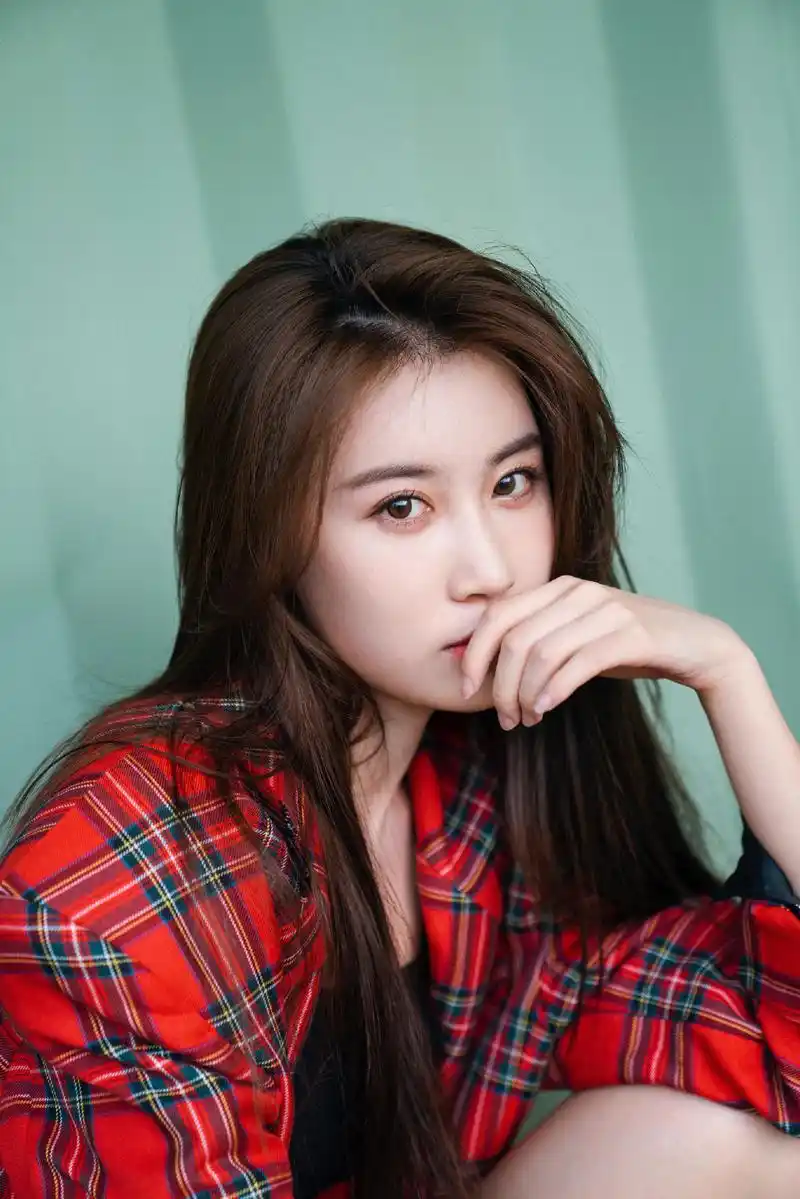 张雅卓格纹衫甜酷写真图片