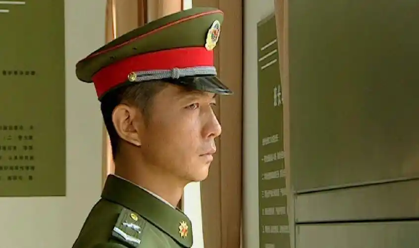 一提起邢佳栋,不自然地就想起《士兵突击》中的伍六一.