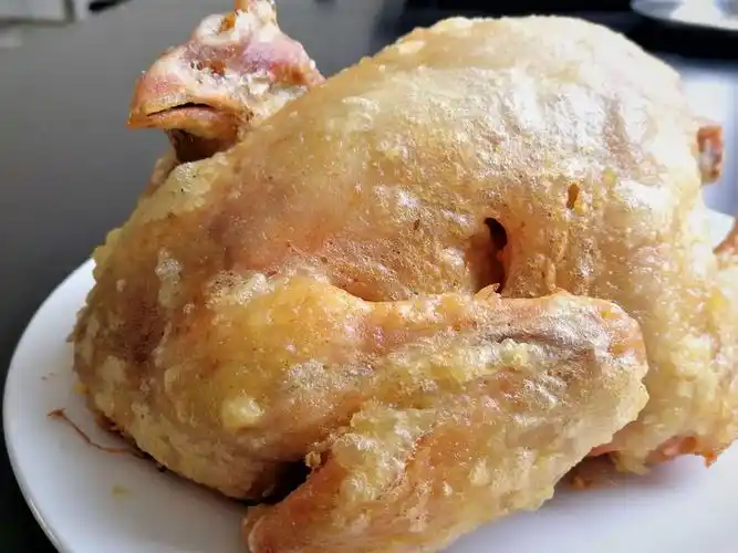 精选三黄土鸡熟制入味,复配秘制酥皮粉挂浆后炸制,色泽金黄,表皮酥脆