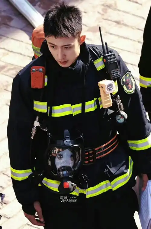 黄景瑜的绝对领域,不愧是娱乐圈服兵役的男人,请把军装焊在身上吧