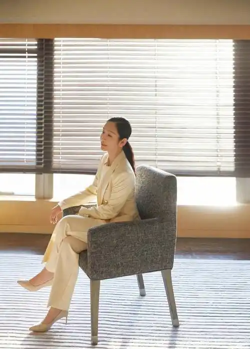 秦海璐真是搭配高手,把蓝色治愈系西装穿出了高级感,时尚感太强_气质