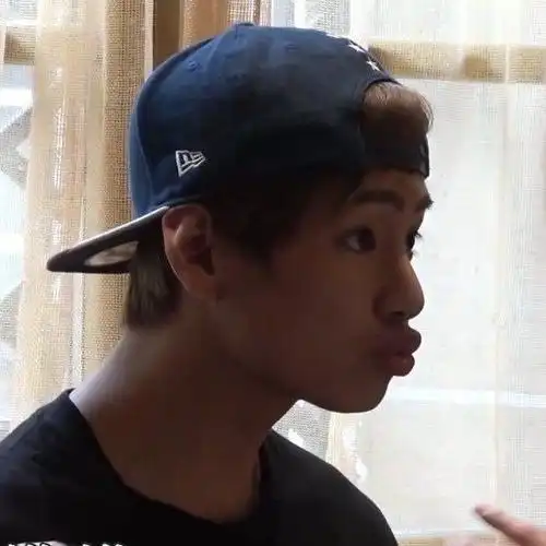 金泰亨超话95#金泰亨心动瞬间#嘟嘴好可爱哦>_ 最36猪猪包01