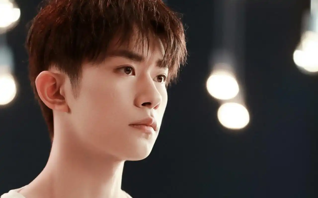 易烊千玺帅气图片桌面壁纸