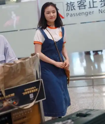 李兰迪穿宽松背带裙却显胖, 凉鞋却要配花袜子, 穿小白鞋会更美!