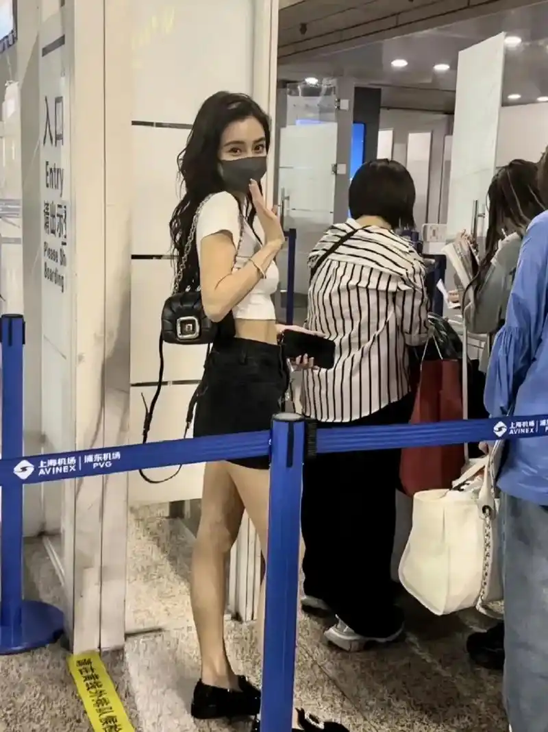 angelababy机场生图颜值身材状态完全抗打!