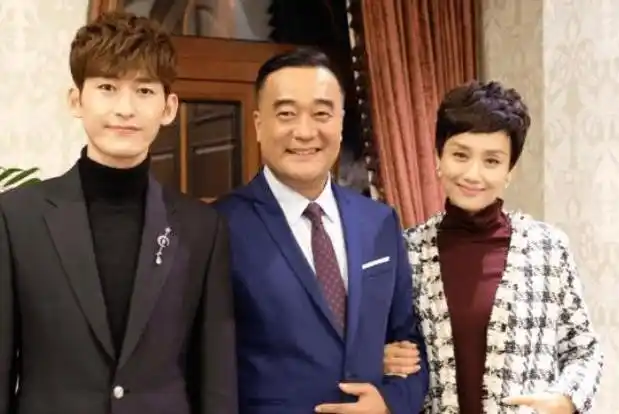 李颖的丈夫是富豪,两人结婚多年来感情依然很有爱心,养育的女儿也很