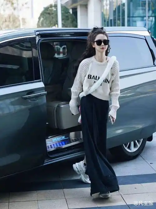 戚薇白色毛衣 半身裙随拍太好看,羊毛卷大长腿a爆了!_时尚_黑色_少女