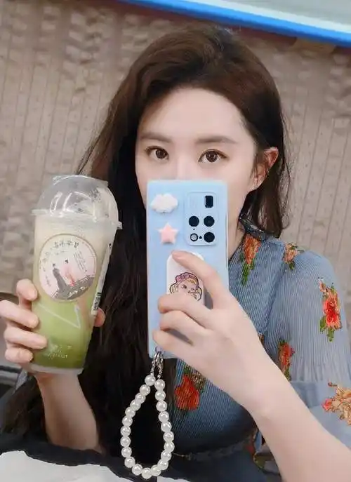 刘亦菲素颜自拍 手拿奶茶内心欢喜