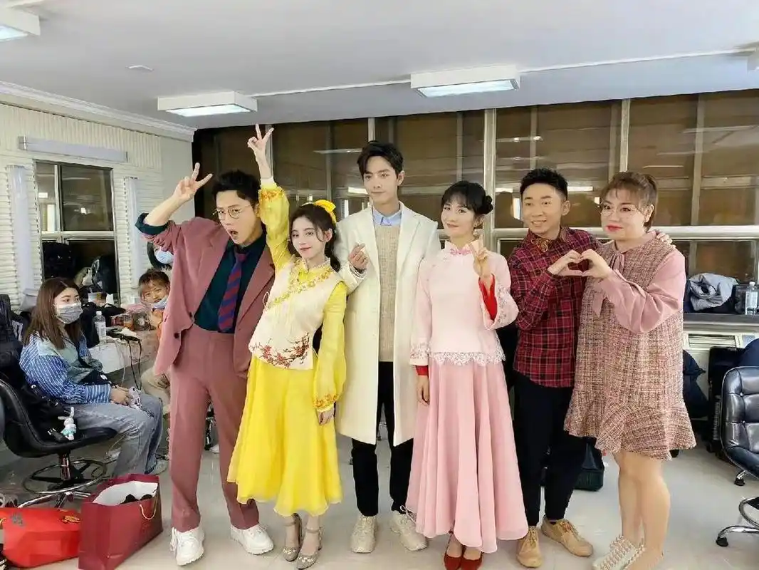 肖战,鞠婧祎和谢娜一起出现在一个综艺节目里,他们的衣服看起来真的很