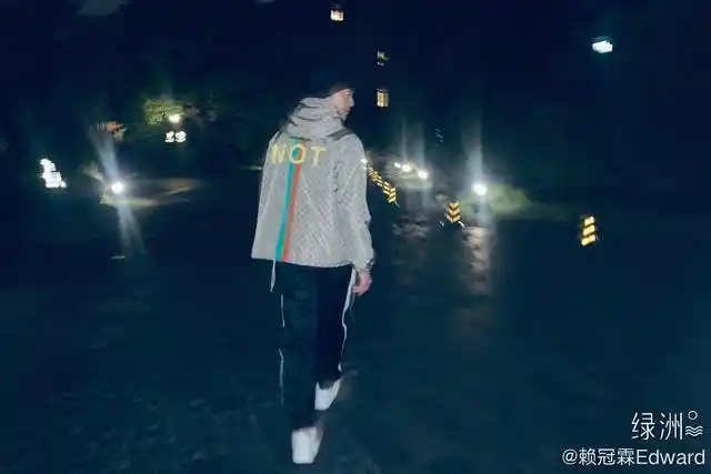 今日一大早,赖冠霖上线更博分享帅气背影照,配文"走到玉林路的尽头,坐