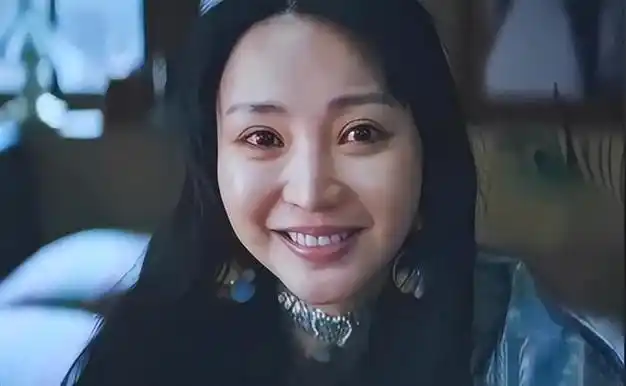 柳岩出席活动生图流出,苹果肌凸显法令纹深,43岁看起来像53岁!