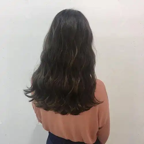 长发这样卷,背影也能很迷人