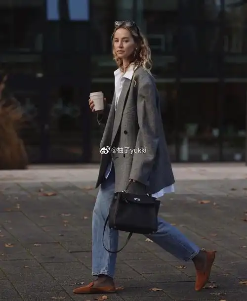 欧美街头穿搭宽松风衣与直筒裤和牛仔裤的相互碰撞……_高清图集_新浪